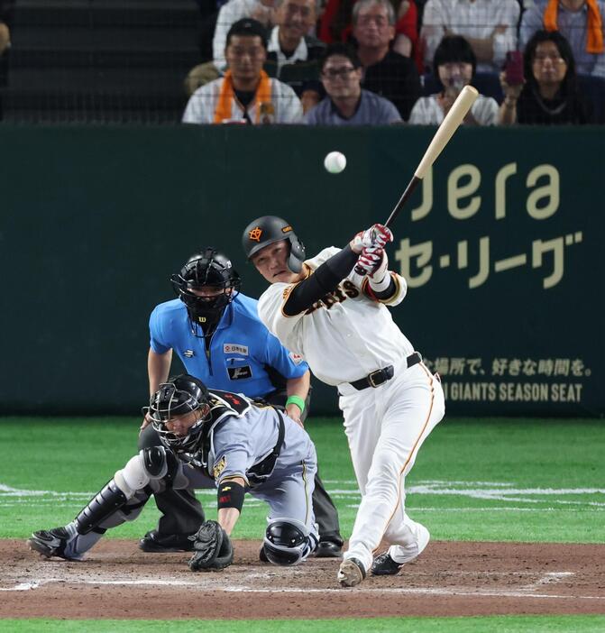 巨人が単独首位 七回に代打・坂本が逆転３点二塁打 阪神・高橋から決勝打で左腕の連勝止めた ５回まで無安打投球の戸郷はアクシデントで緊急降板