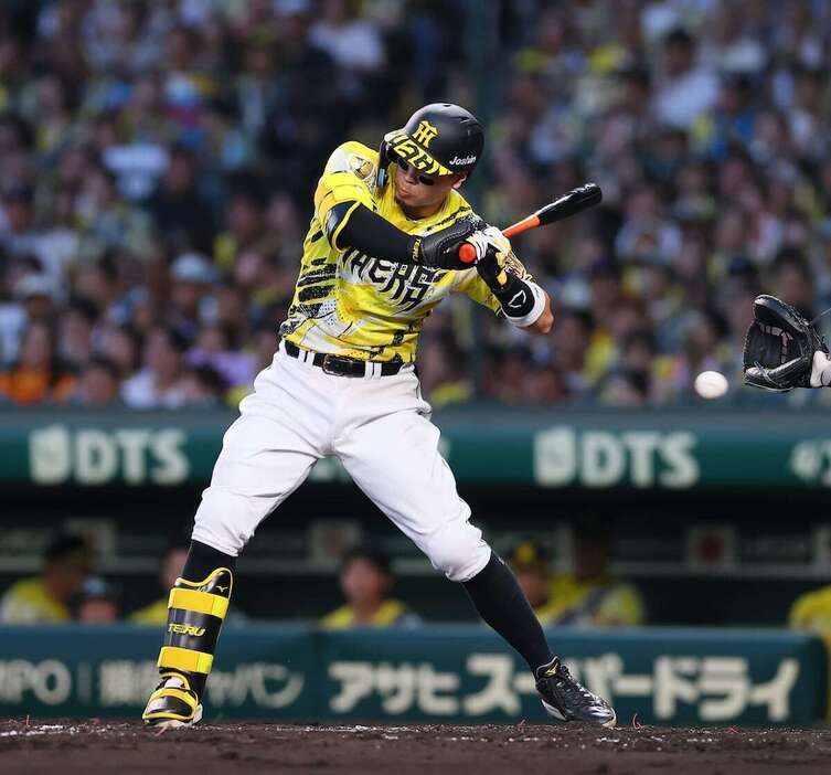 阪神・佐藤輝明、直近5戦でわずか1安打…2年ぶり死球も