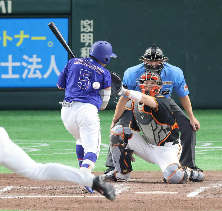 【中日】左翼スタンドからブーイング…２選手が死球で途中交代 村松は右の肩甲骨付近、石伊雄太は左手首付近に投球が直撃