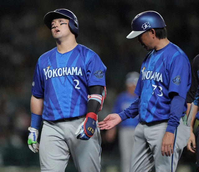 DeNA・牧が右前腕に死球を受け途中交代 2日連続の死球に怒りの表情浮かべる
