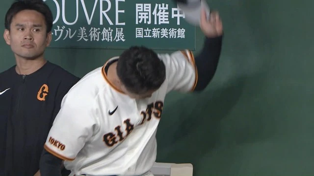 【巨人】中川皓太がベンチで感情あらわ ピンチを作り交代...帽子をたたきつける 今季51試合の登板でブルペン支える