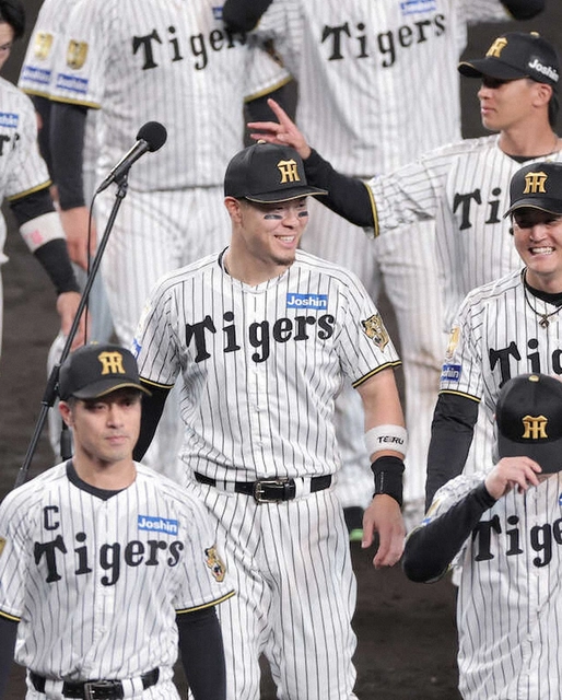 阪神・佐藤輝明 球団バース以来の3冠王 2年連続40発届かずも「いいスイングができたので悔いはない」